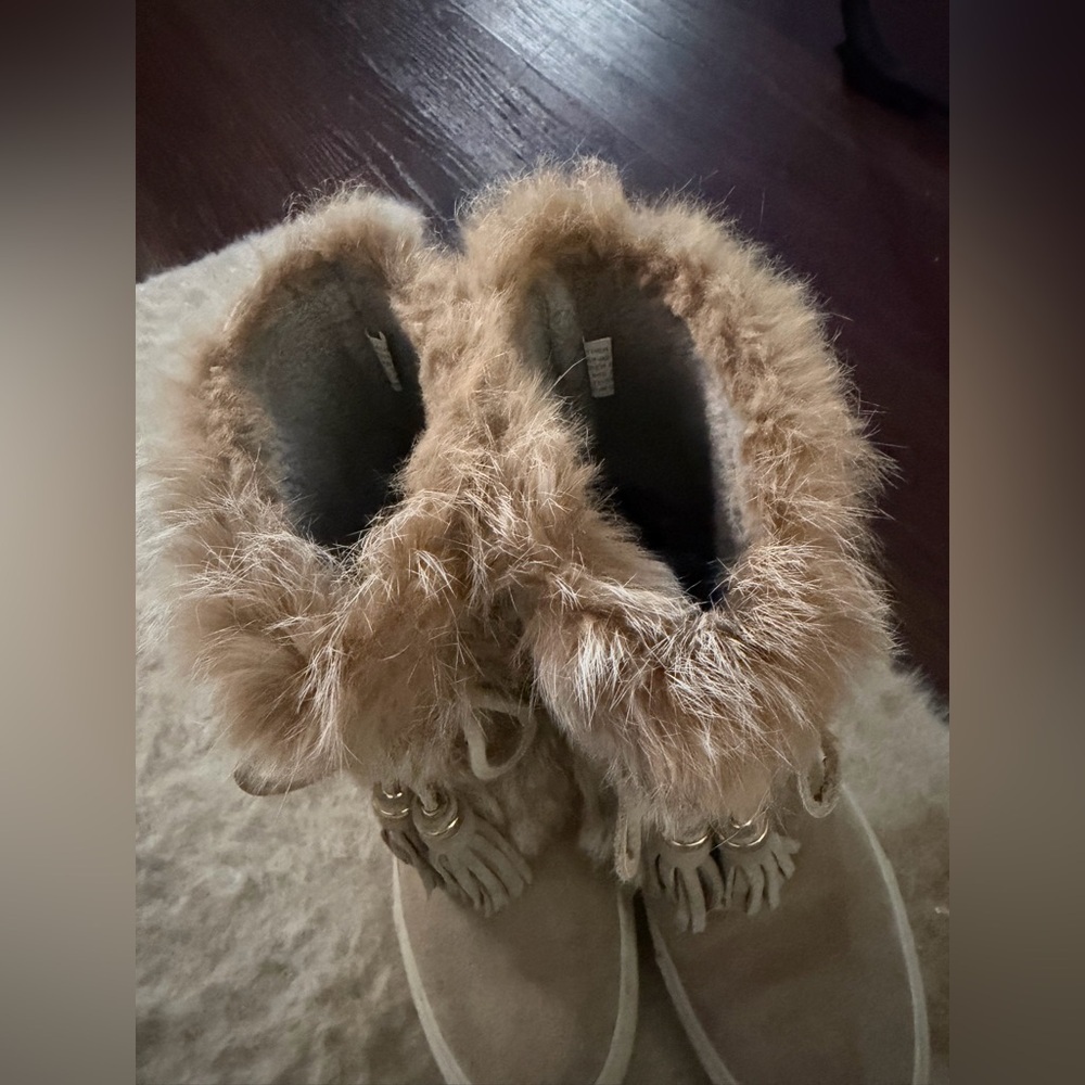 TORY BURCH DARK KNOT
BEIGE ANGELICA BOOT
RABBIT FUR SPLIT SUEDE $450 6 winter - Picture 6 of 8